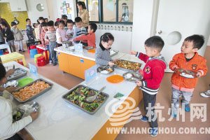 杭州某幼儿园推出自助餐 让孩子们爱上吃饭