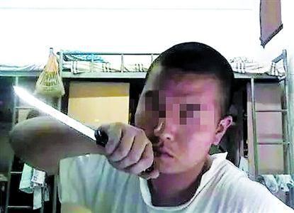 模仿古惑仔自拍"拿刀互砍"耍酷 温州两人被拘留