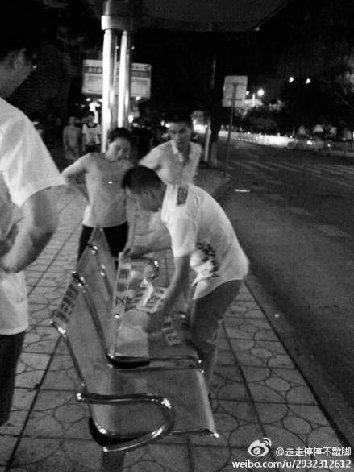 瑞安老板自掏腰包为公交站配候车椅