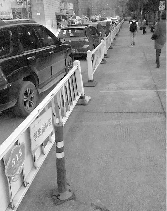 杭州一学校家长乱停车 孩子不能评三好?