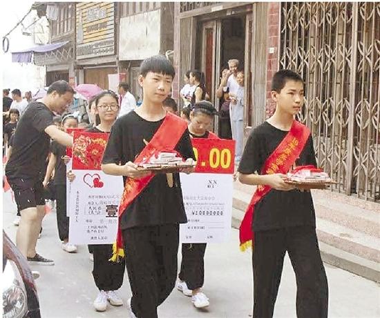 温州两学生考名牌大学 村民给每人发10万奖金