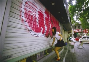 宁波11家店铺卷帘门夜里被涂鸦 店老板哭笑不得