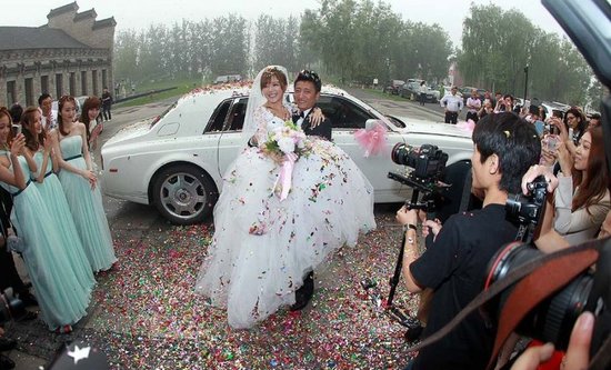 超女唐笑婚礼豪车开道 新娘被抱入场笑不拢嘴