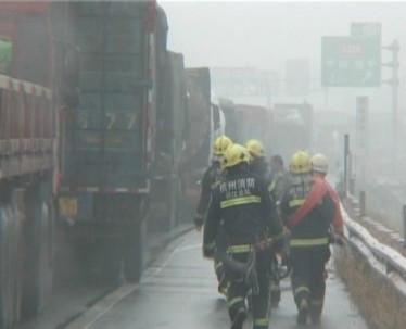 高速应急通道被占 消防队员扛设备在大雨中狂奔