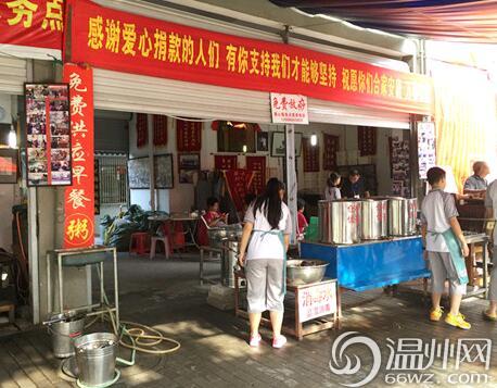 温州三乐亭昨日发粽子一万个 均出自老义工之
