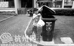 富阳7岁男孩小区推出“暑期跑腿服务” 已挣83块钱