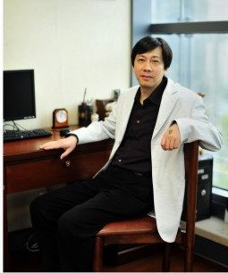 图书馆馆长褚树青