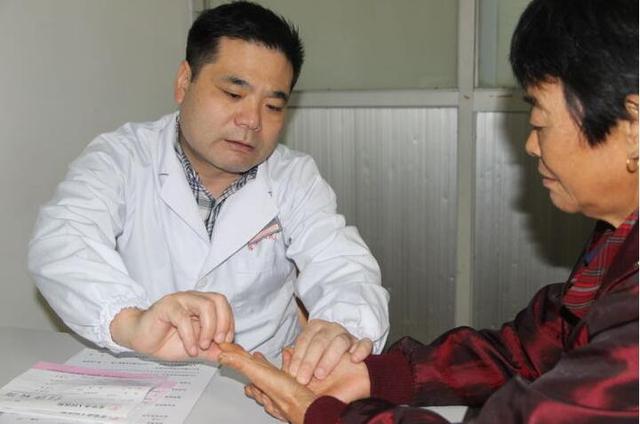 金华一医生爆红朋友圈 挂着点滴还给病人看病