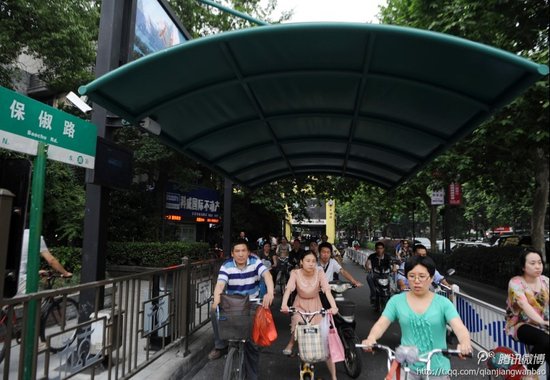 杭州启用智能非机动车道遮阳棚 过线有语音提