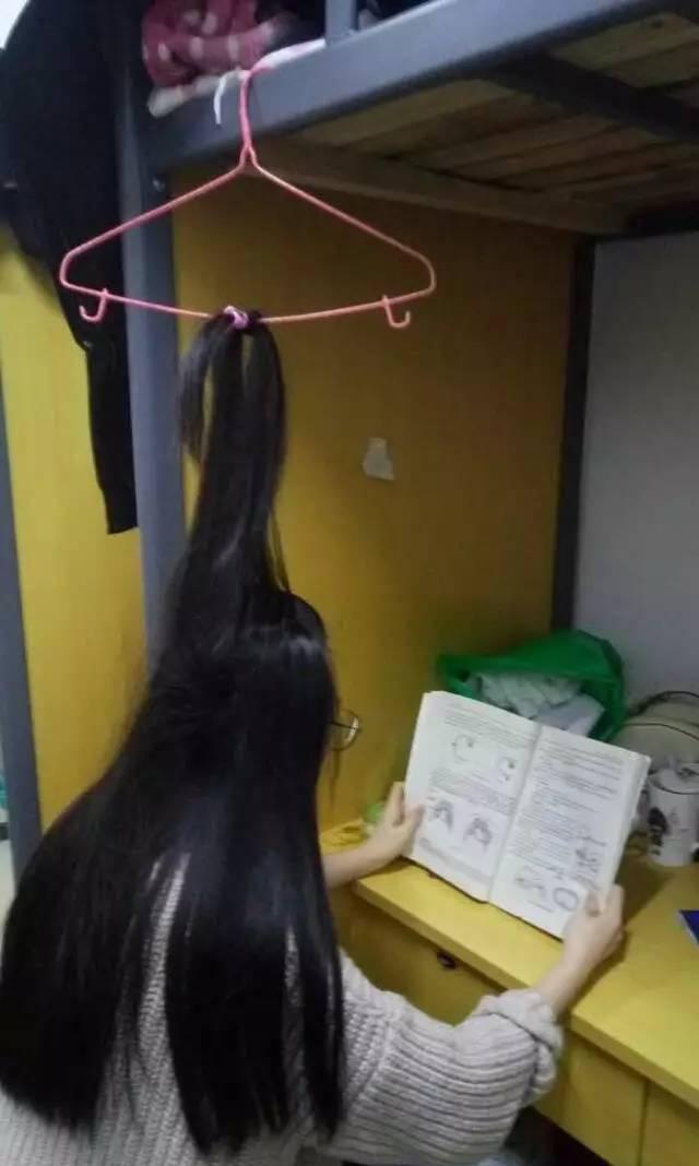 温州一女生挑灯夜读 将头发绑在衣架防止睡着_大浙网_腾讯网