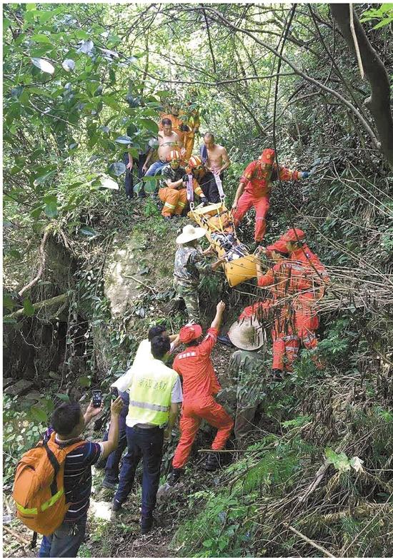 驴友为拍照片掉下20米高悬崖 救援队31人救1