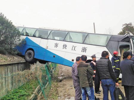 大客车冲破护栏栽向村道 车上12人4人伤势较重