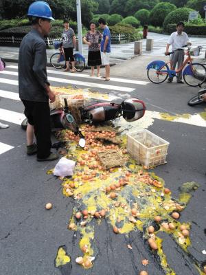 撞车后蛋碎了一地