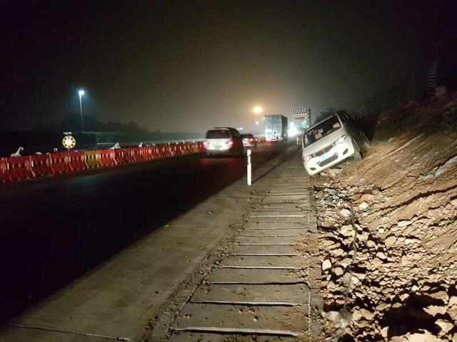 司机夜间驾车时操作不当 面包车挂在高速山坡上