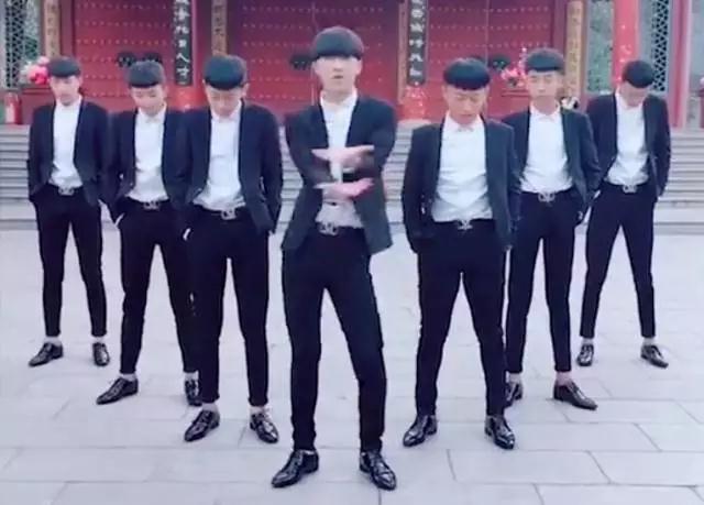 他们靠舞步月入200万 这就是社会摇!