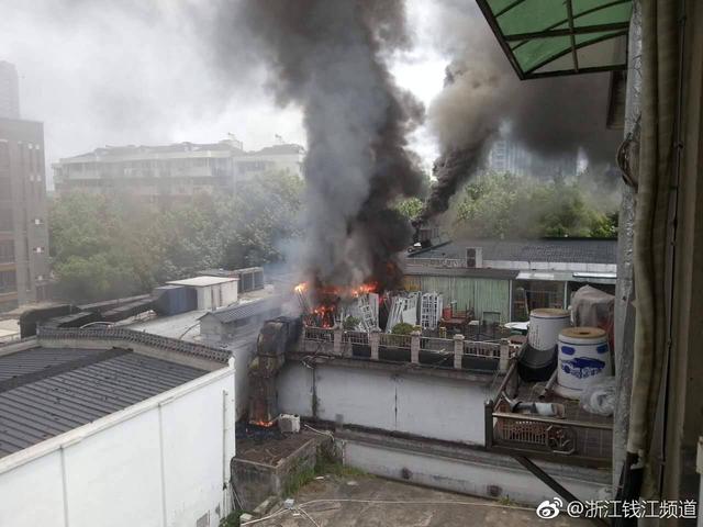 杭州一饭店今天上午起火 浓烟笼罩了整片街道