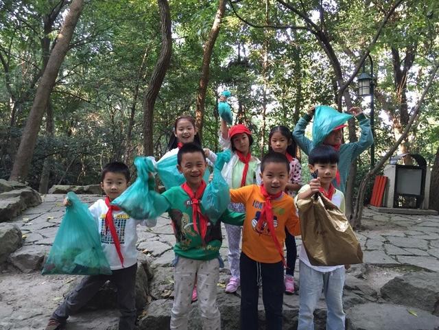 竞舟学子开展捡垃圾环保公益活动 为环保出一