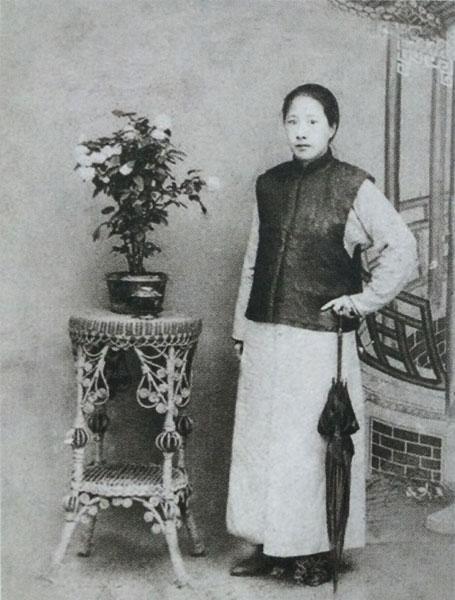 秋瑾.  