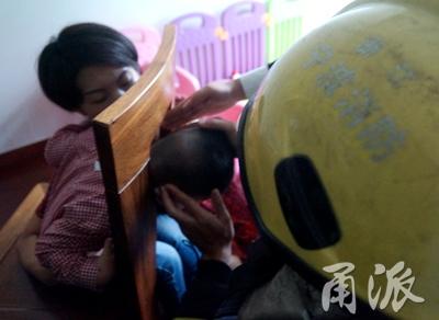 宁波2岁男孩的头被椅子“咬”住出不来 嚎啕大哭