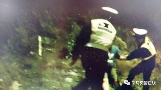 义乌一奇葩司机为躲避查酒驾 蹲在地上狂吃草