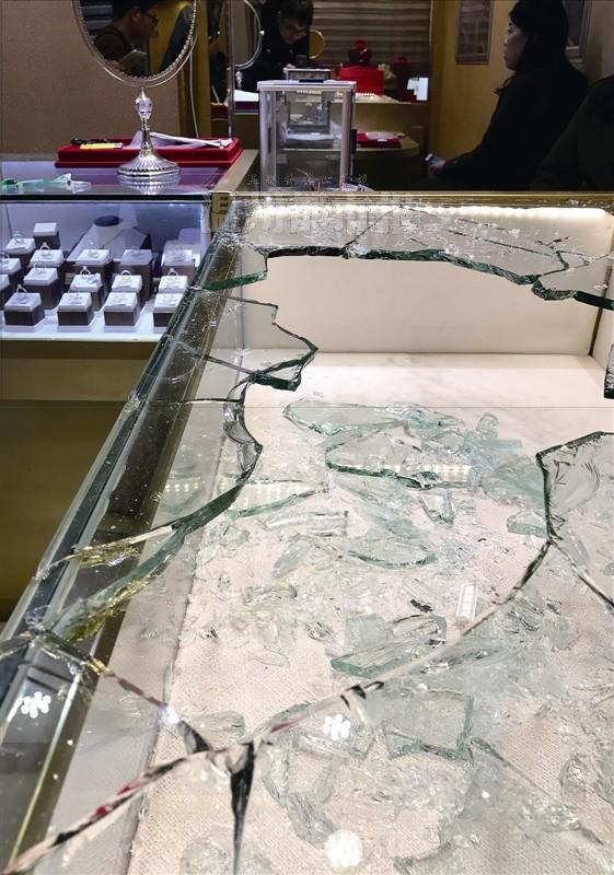 乐清一珠宝店遭抢 抢劫者抓了四十多条黄金项链就跑