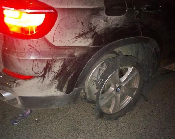 女司机开车声音似坦克 宝马车轮只剩轱辘还上高速