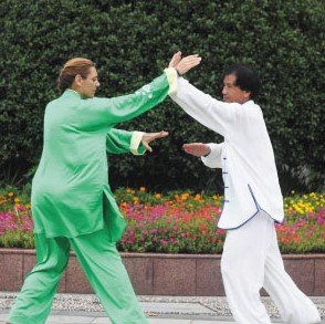 希腊<em>女子</em>杭州<em>学武术</em> 二十年练成十八般武艺_