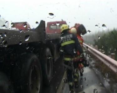高速应急通道被占 消防队员扛设备在大雨中狂奔
