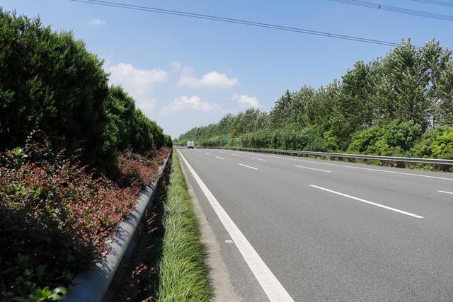 文章内容 高速公路路域生态恢复的基本措施 高速公路跟低速公路