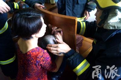 宁波2岁男孩的头被椅子“咬”住出不来 嚎啕大哭
