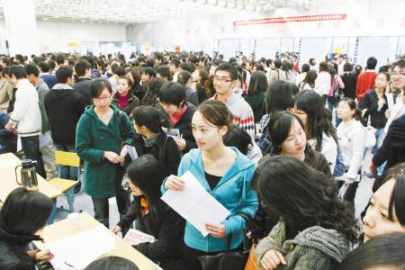 2000年人均工资_2018长沙白领人均工资(2)