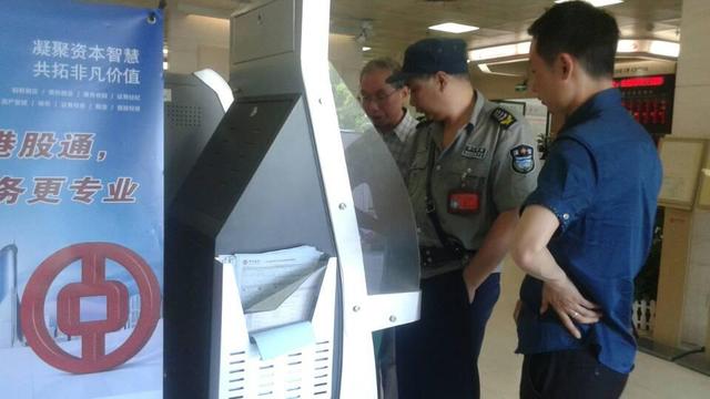 宁波多家银行保安客串大堂经理 有点赞有拍砖