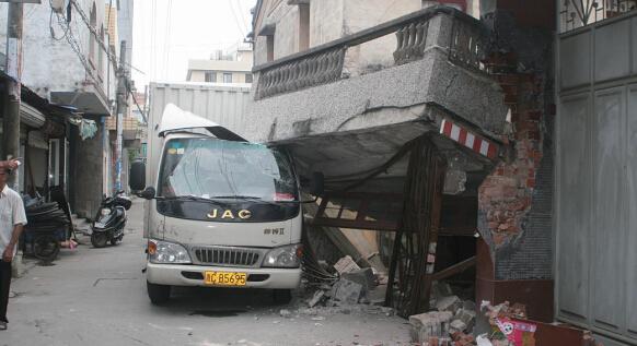 温州乐清一货车撞塌民房 房内父女死里逃生