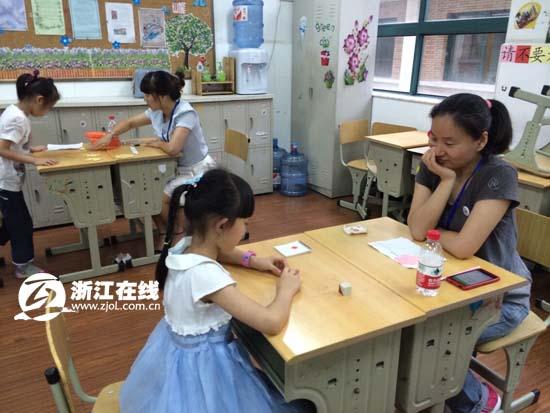 杭州公办小学报名首日 外来务工子女报名数激