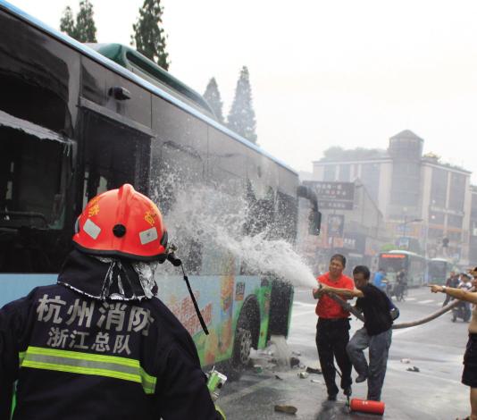 杭州好民警纵火案中救人性命 事迹昨才被知晓