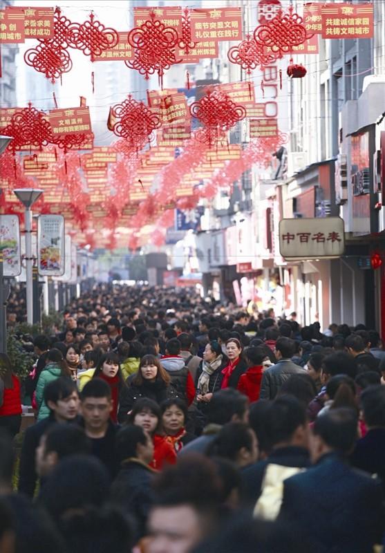 温州人民路大南门昨严重拥堵 新商场现人流高峰