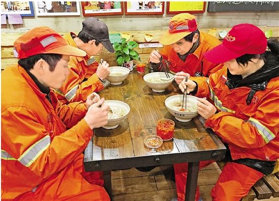 5年免费送出5万碗面 慰问城市“美容师”