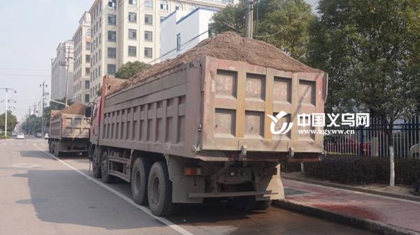 义乌两辆后八轮超载近800%被查 司机当场崩