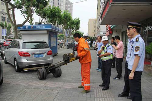 一辆粤B奔驰在温州人行道违停72次 成“违停王”