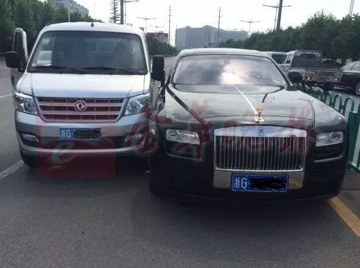 义乌街头一辆小货车撞上劳斯莱斯 小货车全责