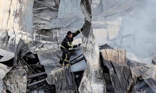 温州瑞安一工业区火灾 6家鞋厂接连被烧毁