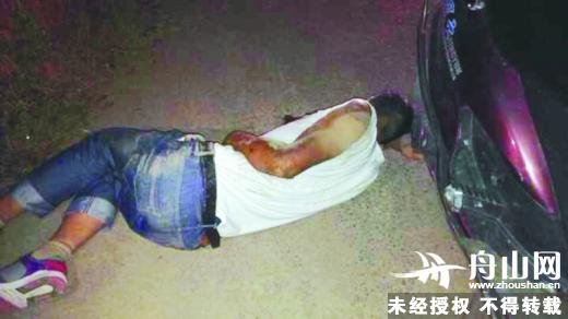 舟山一男子深夜躺路边引围观 地面现一堆呕吐物