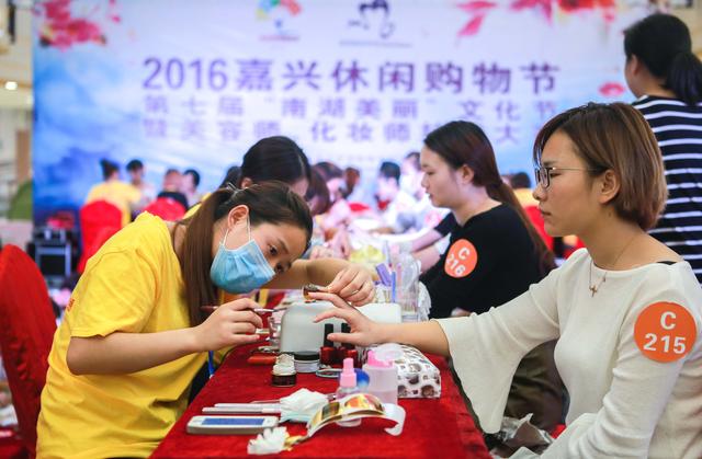 嘉兴这群化妆师、美容师在八佰伴干嘛?