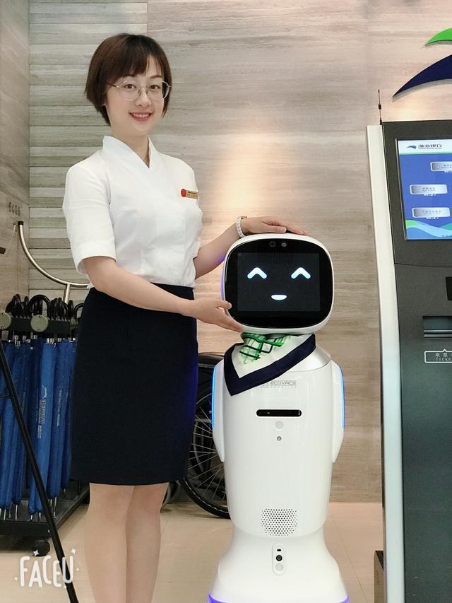 渤海银行杭州分行首台海豚宝宝智能服务机器人