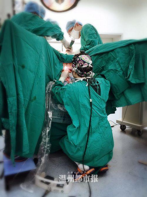 温州女医生蹲着为病人手术 走红朋友圈