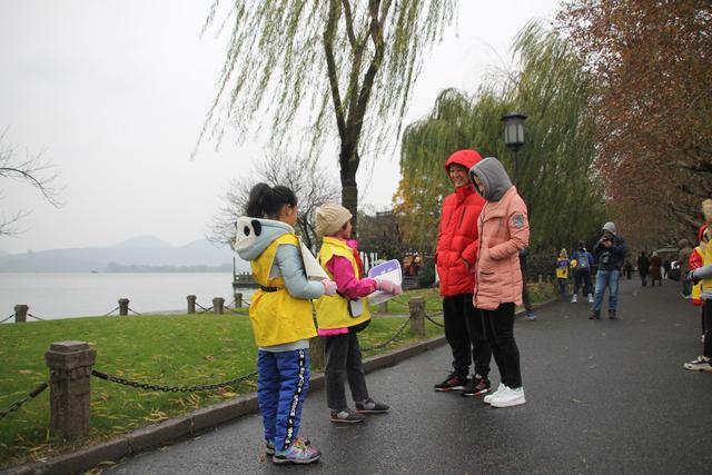 中英双语齐上阵 杭州公益小天使助力世游赛
