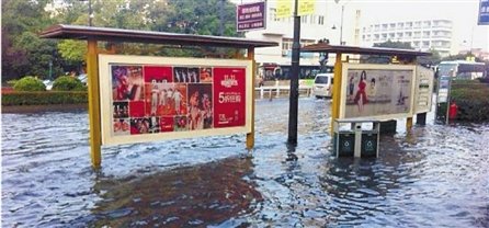 杭州主城区现"大海 积水严重淹没公交站台