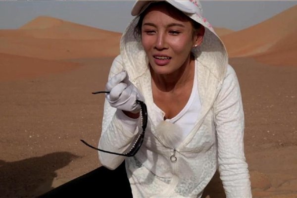 张蓝心在《前往世界的尽头》中经历沙漠翻车