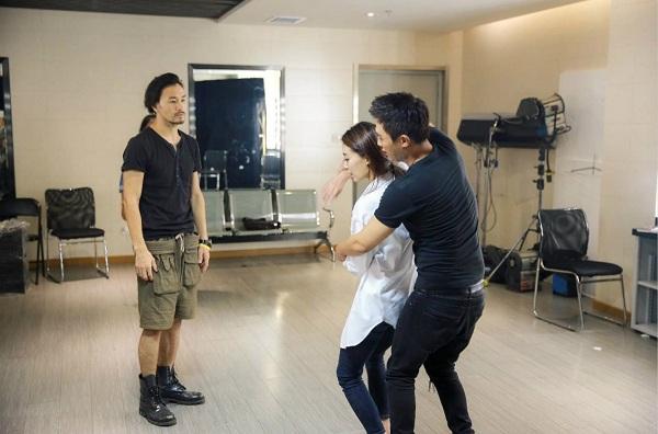 《总动员》张小斐大展一字马 与杜淳缠绵共舞