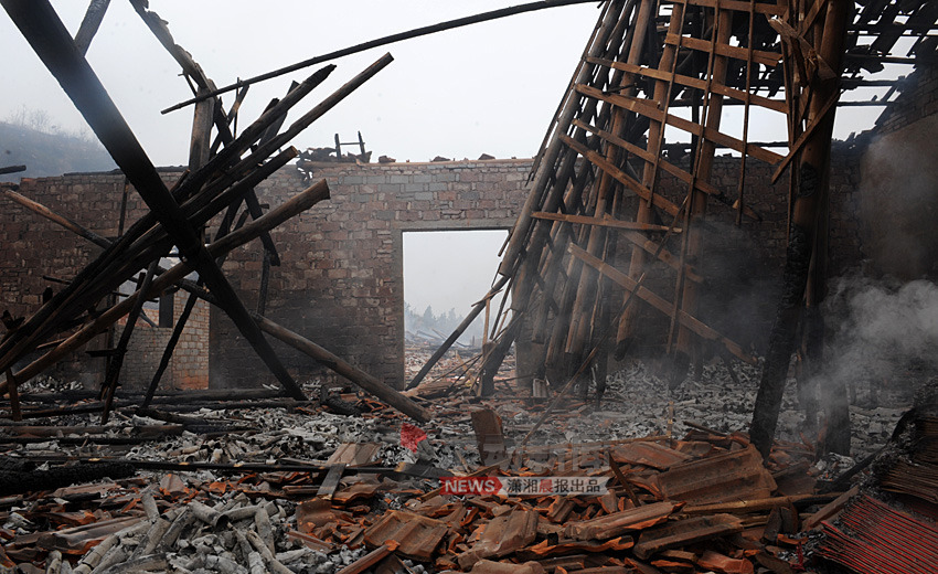 湖南一鞭炮厂10次连环爆炸 三消防员牺牲